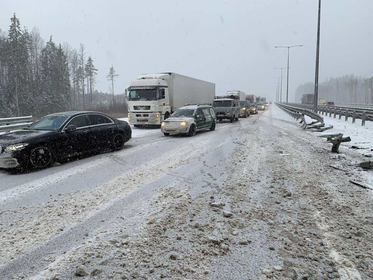 Трассу М-11 перекрыло ДТП: в снегу занесло фуру | 15.11.2022 |  Санкт-Петербург - БезФормата