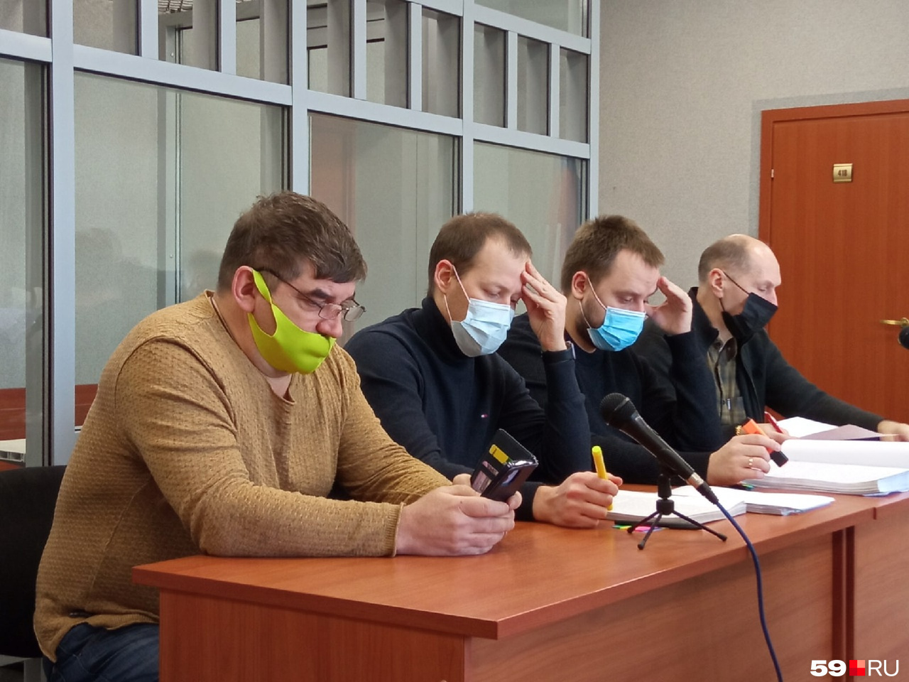 Дмитрия Левинского (слева) обвиняют еще и в получении взятки
