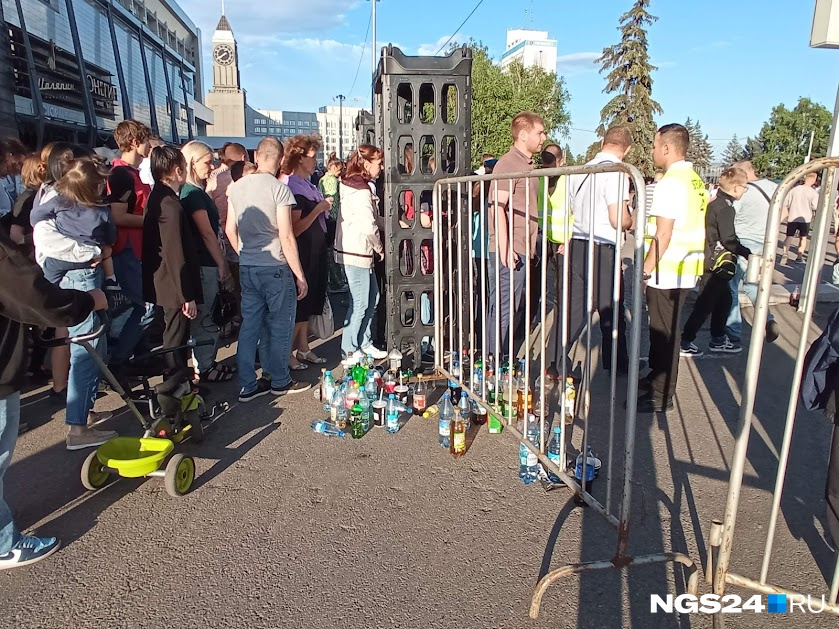 С бутылками на территорию концерта не пускали С бутылками на территорию концерта не пускали