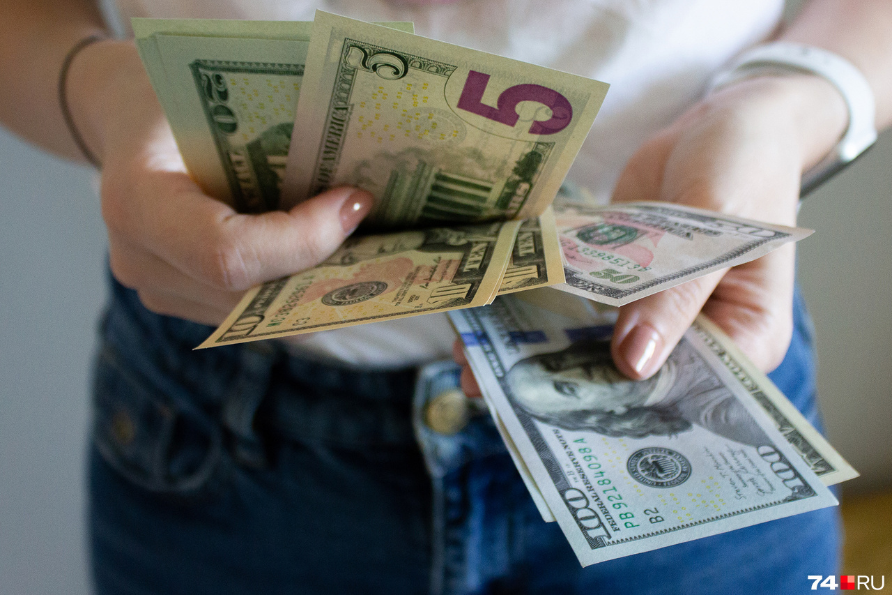 Часть людей продает жилье, покупает валюту и уезжает за границу Часть людей продает жилье, покупает валюту и уезжает за границу