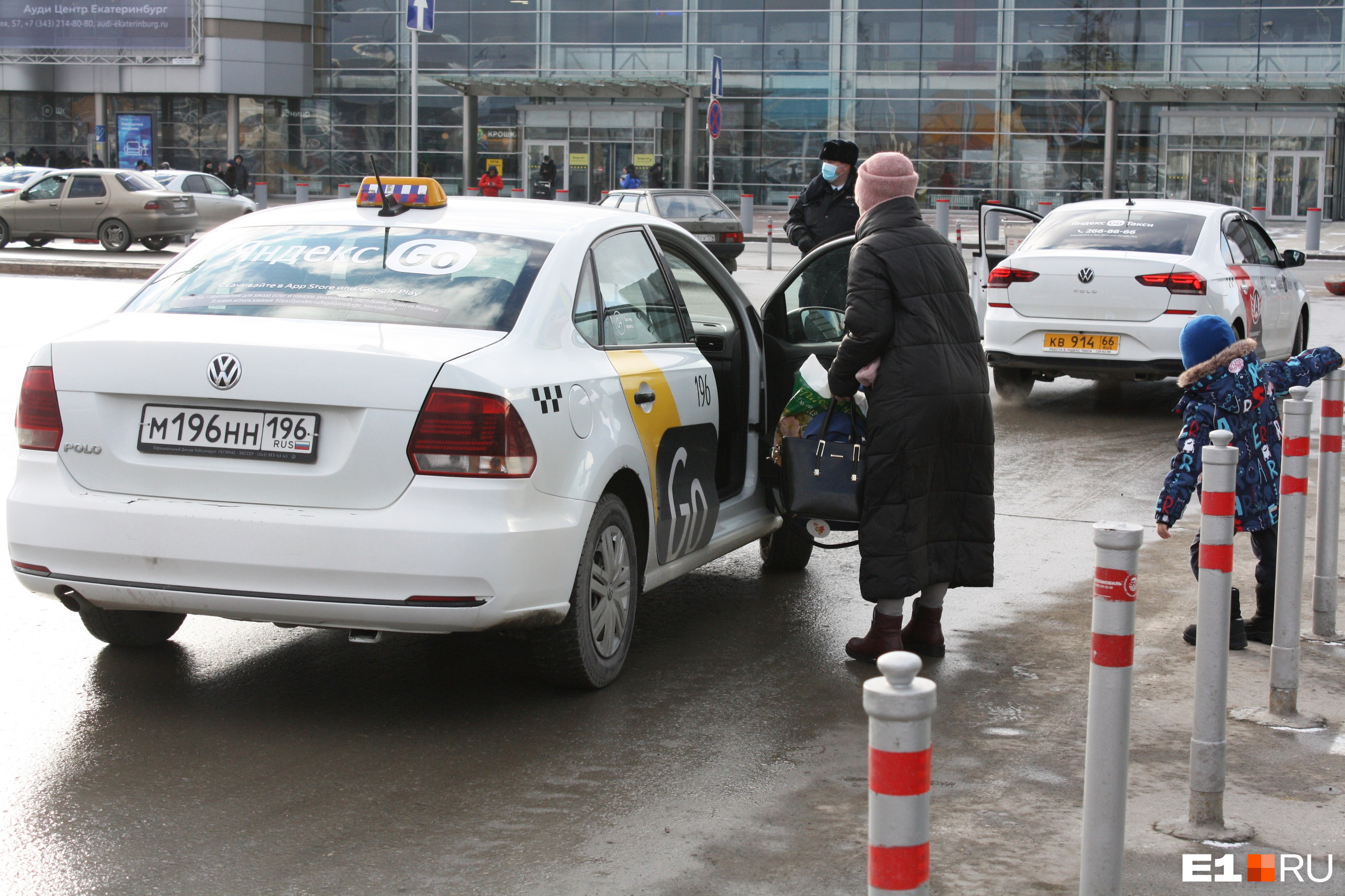 «Водитель зажрался». В Екатеринбурге таксисты стали отказываться от поездок в аэропорт