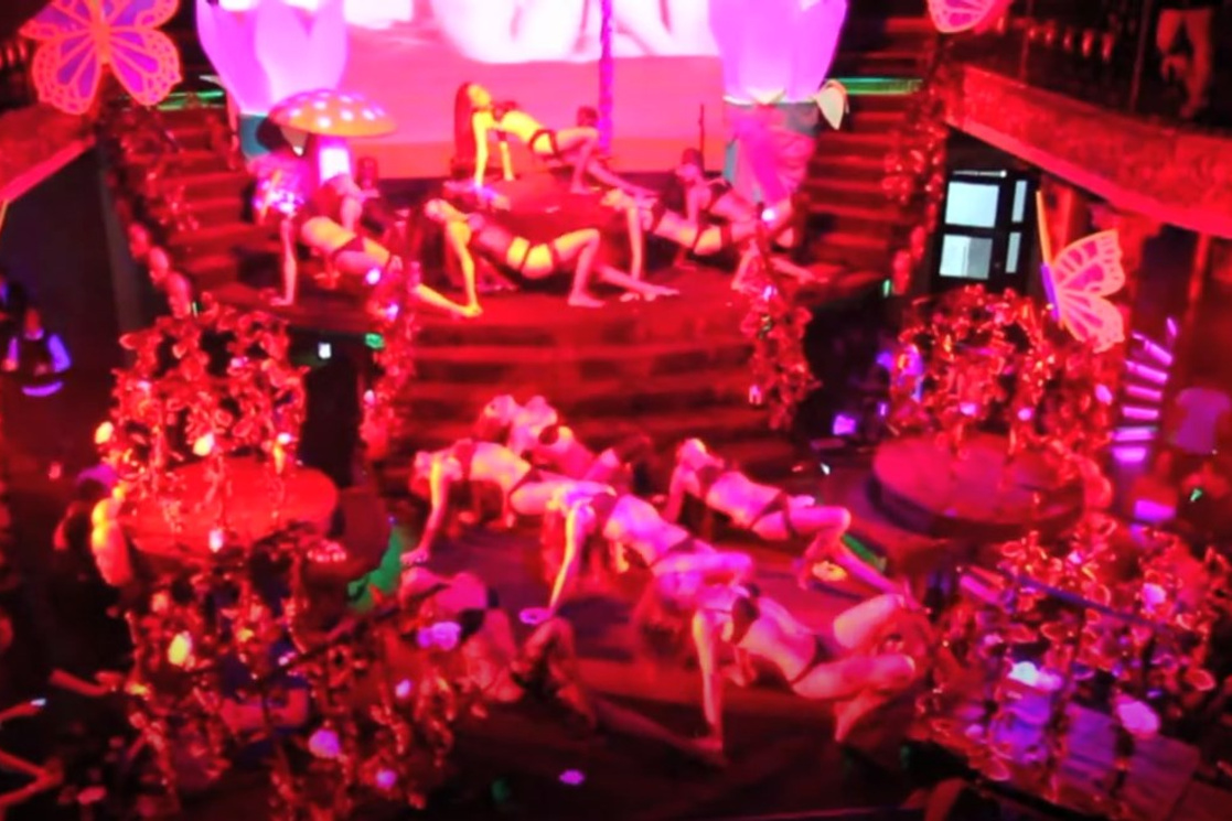 Порно видео: секс в ночном клубе россия