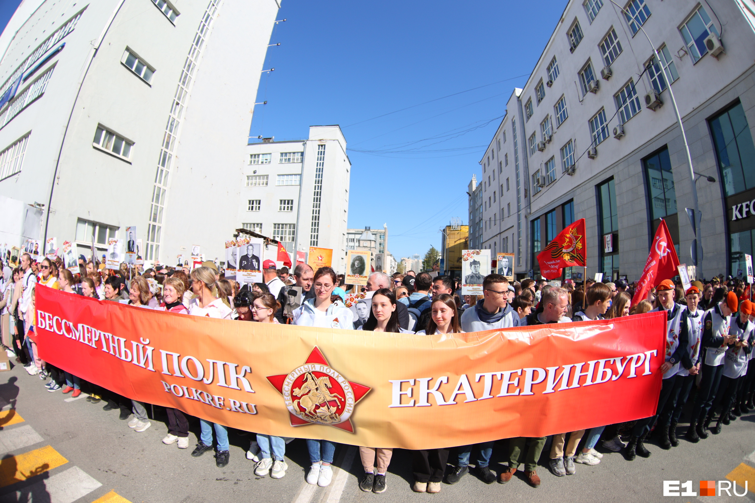 По данным организаторов, в «Бессмертный полк» в Свердловской области встали больше 300 тысяч человек. Из них 150 тысяч — в Екатеринбурге