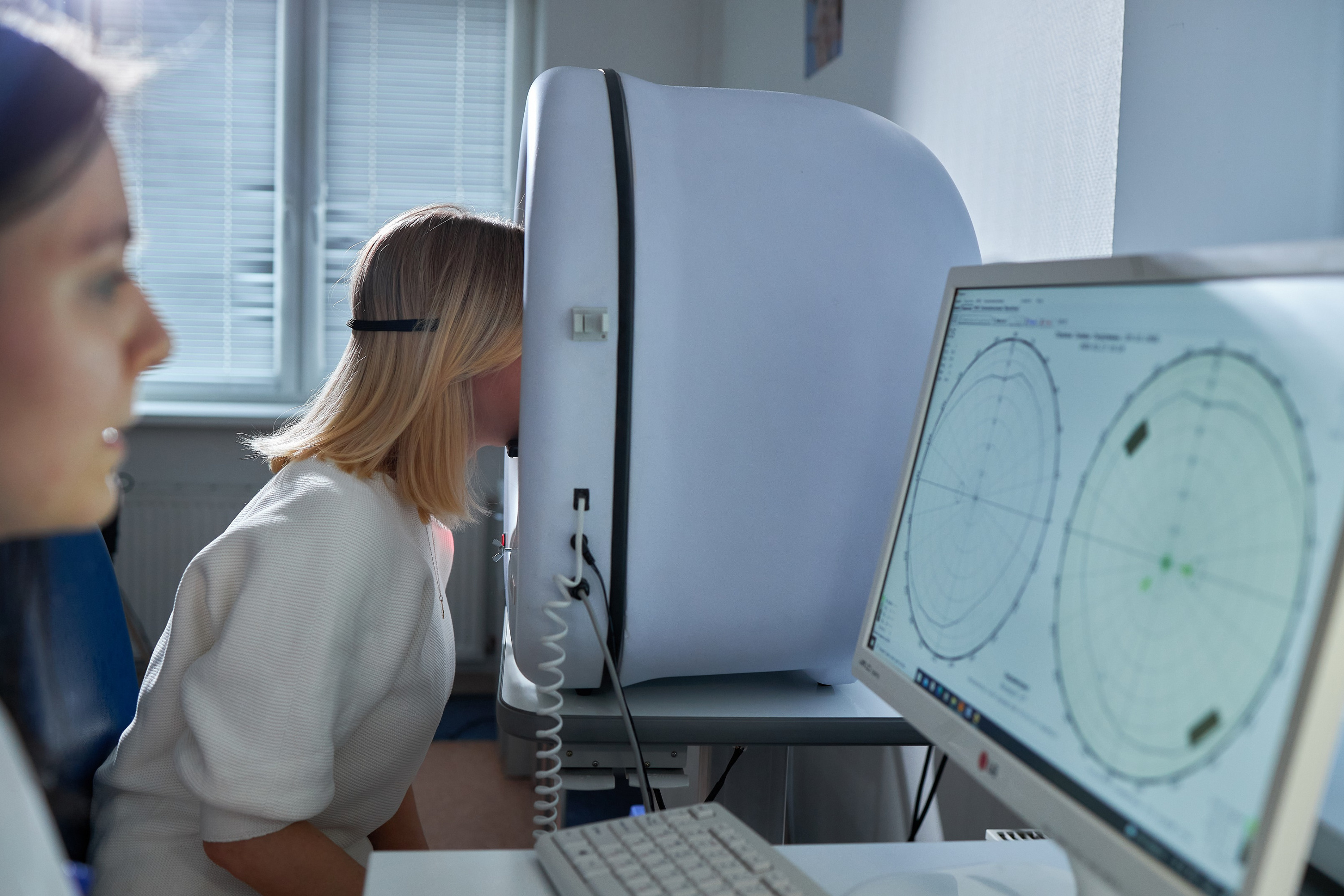 В объем исследования входит оценка поля зрения, сужение которого происходит при разных видах глауком и патологиях сетчатки