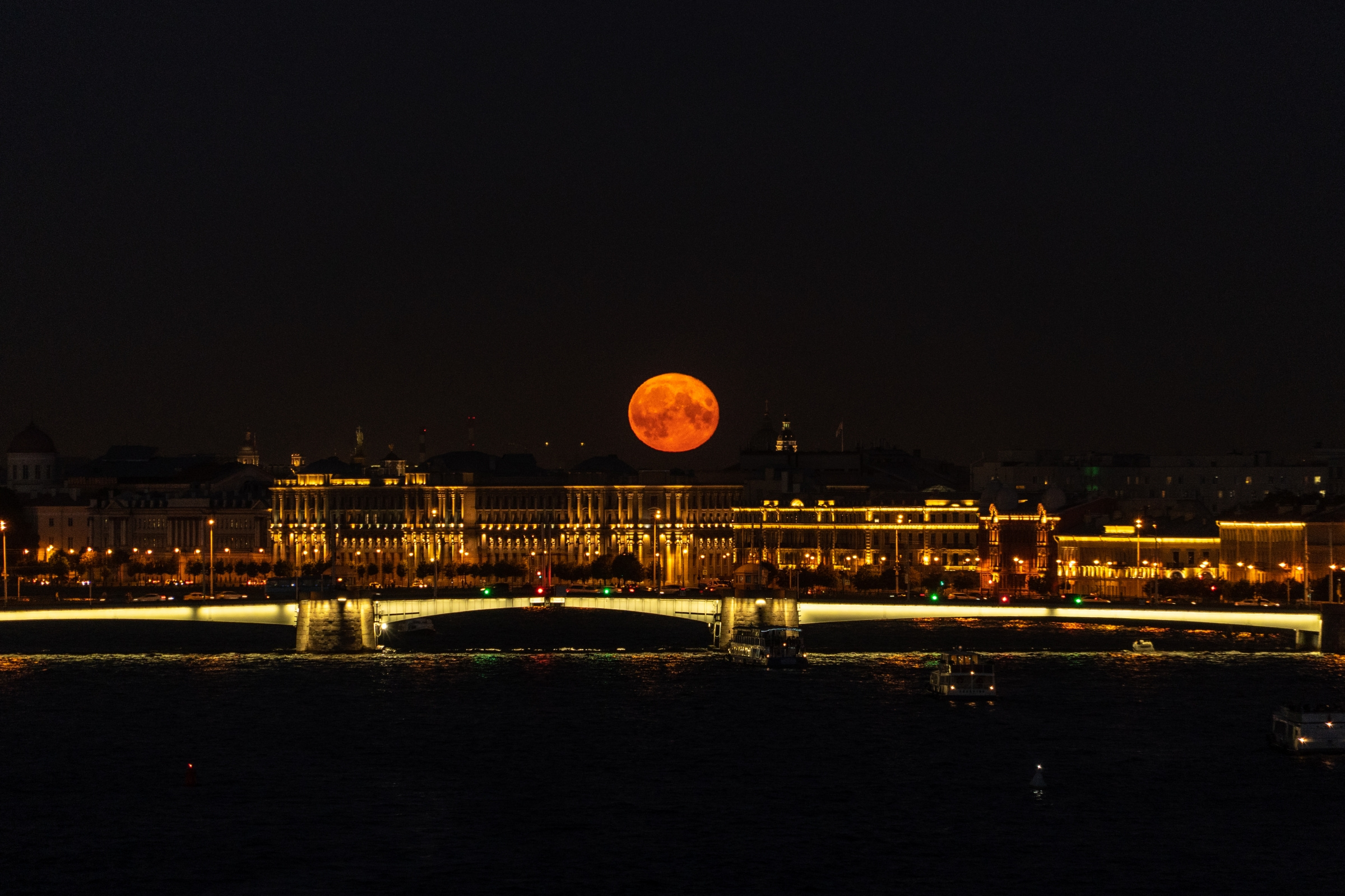 Питер луна фото В небе над Петербургом природа доказала, что фотошоп ей не нужен 12 августа 2022