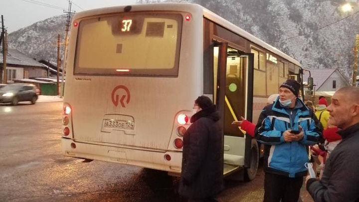 «Поехал только после наших возмущений»: пассажиры пожаловались на перебои в работе автобуса № 37 из-за ажиотажа на лестнице на хребет