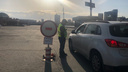 «Натянули проволоку и поставили знак»: у набережной в центре Челябинска перекрыли въезд на парковку