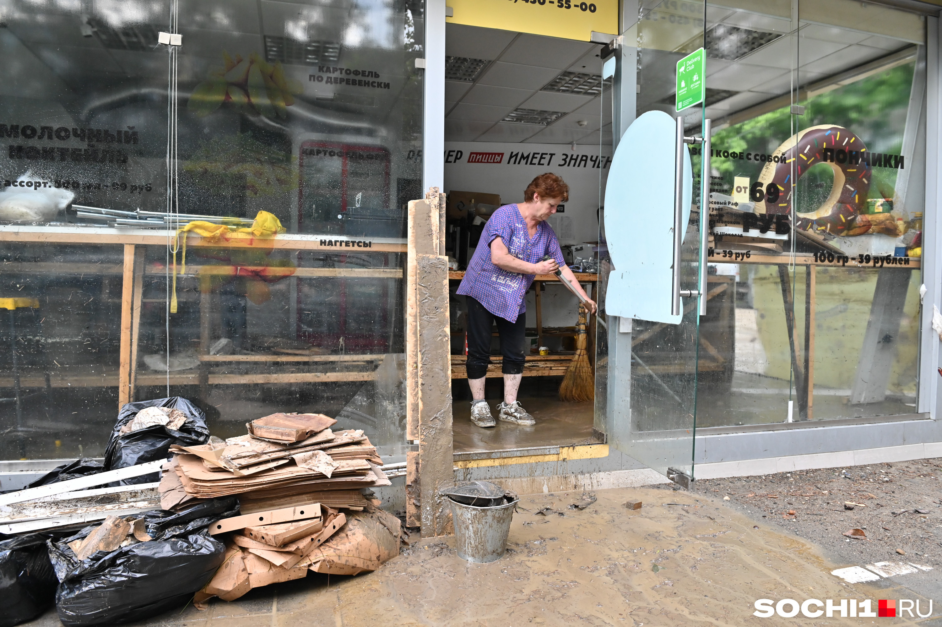 C самого утра воскресенья местные жители пытаются ликвидировать последствия страшного наводнения