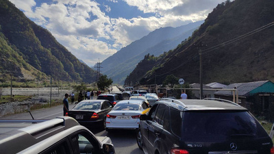 Оставленные на границе с Грузией автомобили хотят изъять в пользу государства
