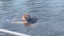 «Так быстрее»: в Ярославле спасатели вытащили из воды мужчину, пытавшегося вплавь добраться до Заволги