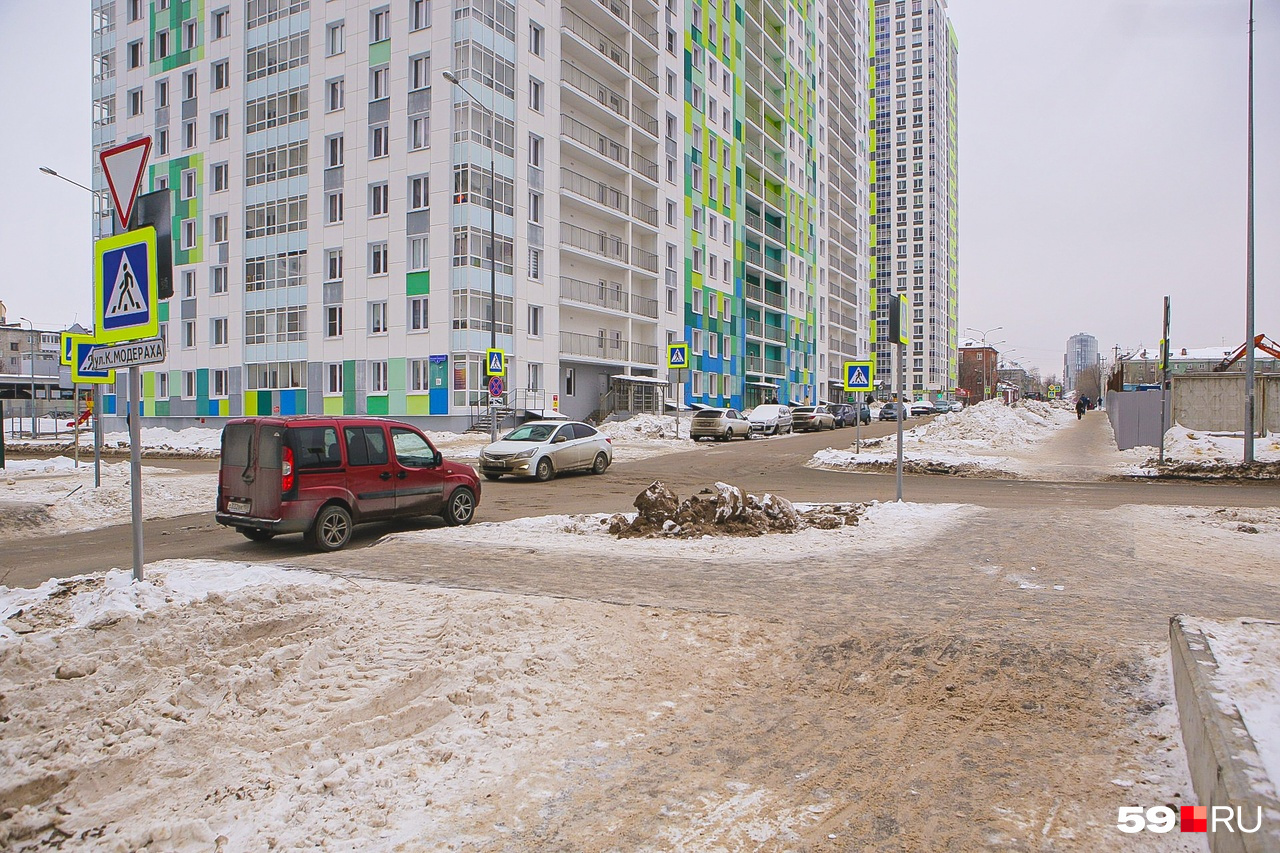 По тротуару теперь стало проще ходить По тротуару теперь стало проще ходить