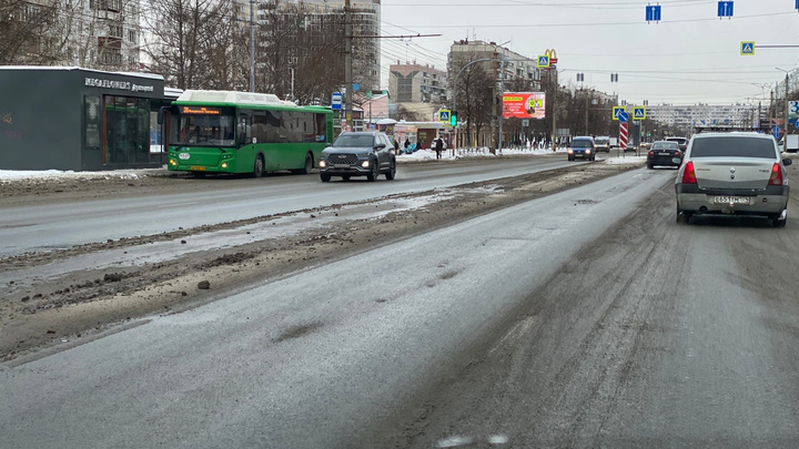 «Подрядчики плевали и на гнев людей, и на мнение губернатора»: в Челябинске дороги залили реагентами