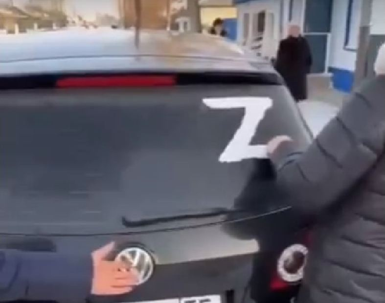 «Собираемся наклеить ее назад»: омичка рассказала, как в Казахстане ее заставили снять с машины наклейку Z