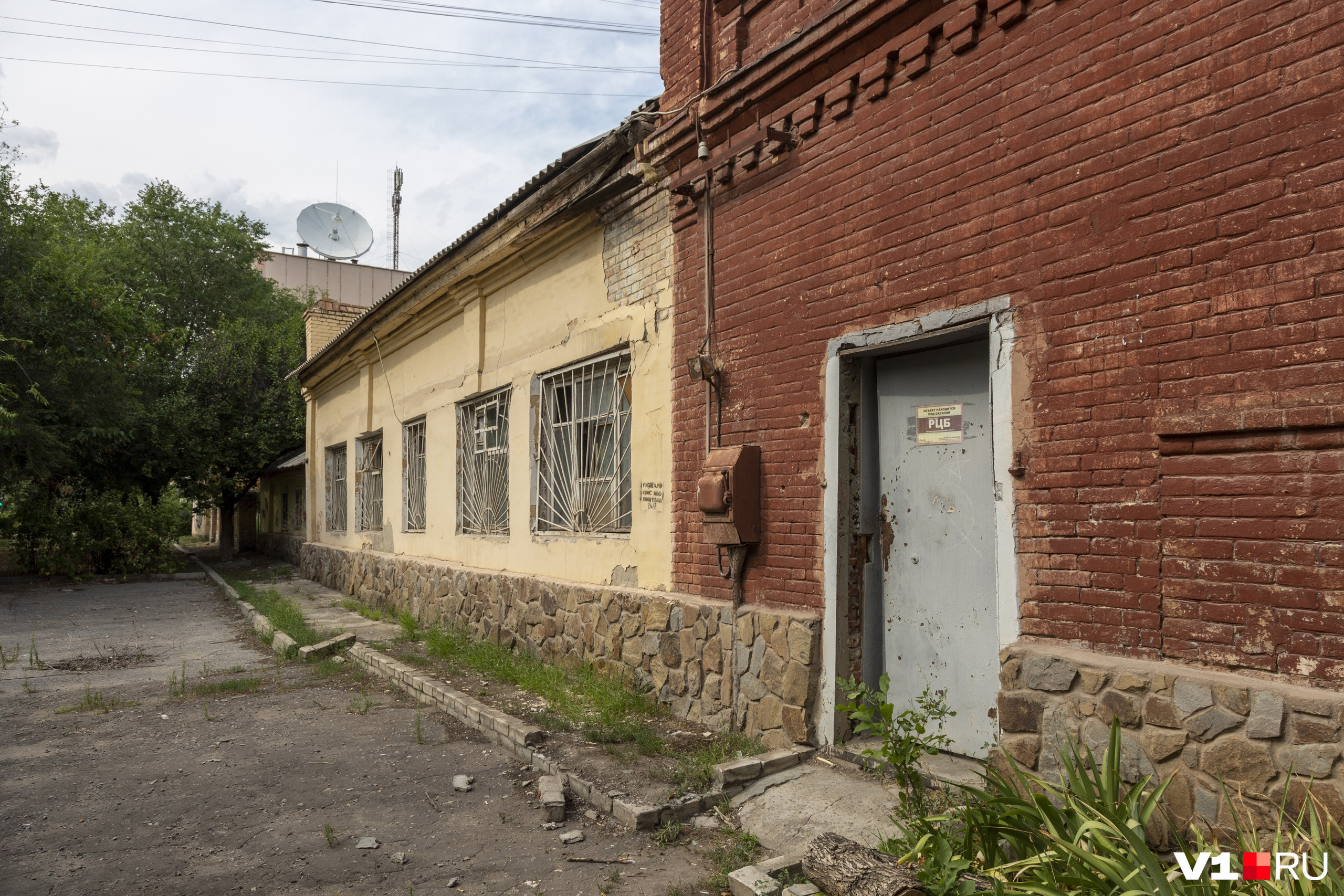 В желтом одноэтажном здании при купце Амерханове работала торговая лавка В желтом одноэтажном здании при купце Амерханове работала торговая лавка