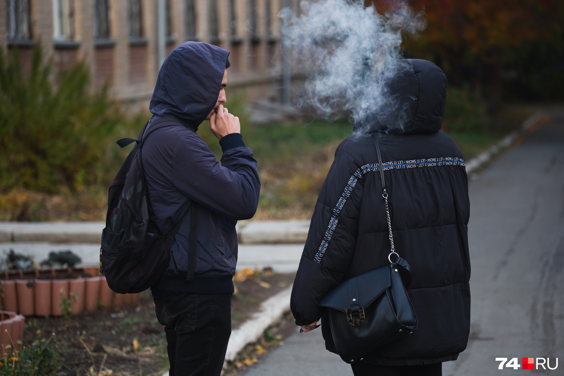 Многие подростки думают, что электронные сигареты безопасны, но врачи говорят, что это не так