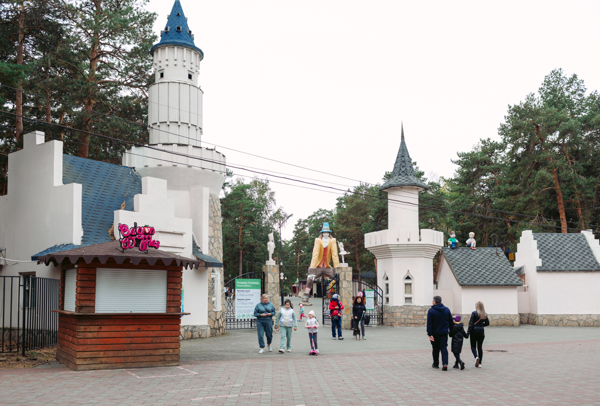 Питьевой фонтанчик в Парке Гагарина находится рядом с большой скульптурой Гулливера Питьевой фонтанчик в Парке Гагарина находится рядом с большой скульптурой Гулливера
