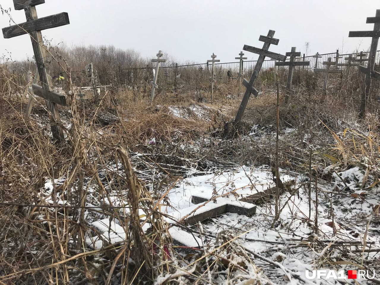 Кресты падают на чужие могилы