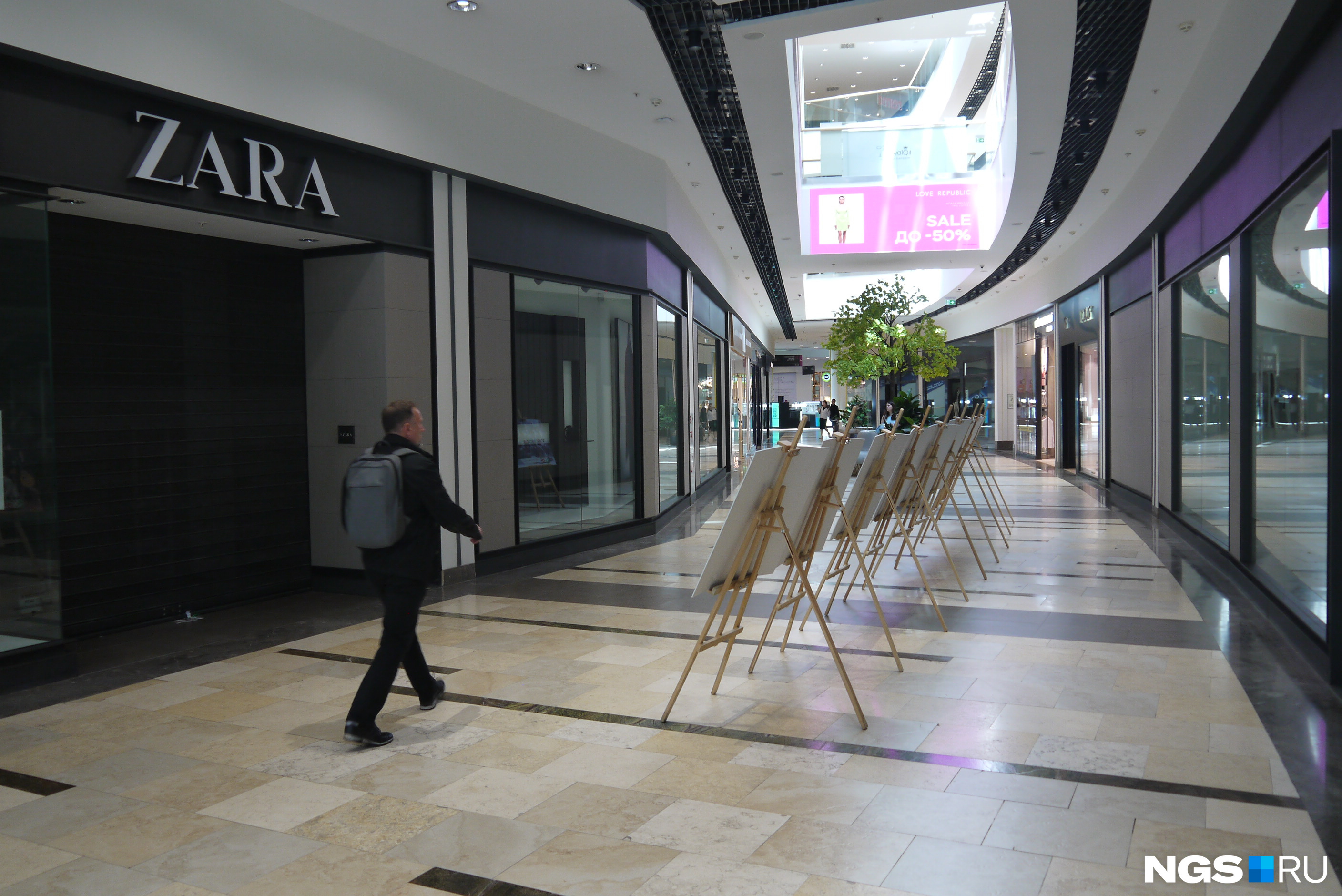 Магазины Zara до сих пор стоят пустыми