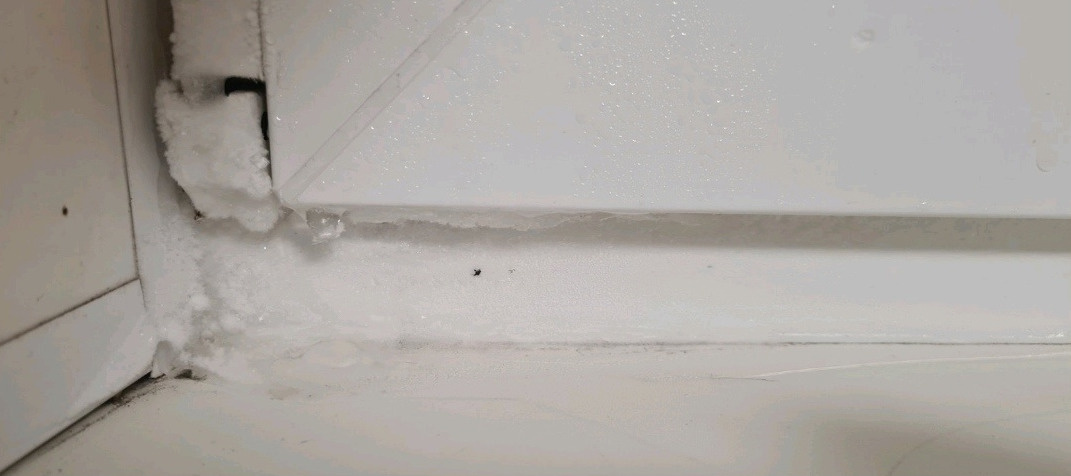 Окна покрылись снегом и льдом внутри квартир