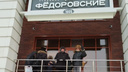 На входе у «Федоровских бань» образовалась очередь — толпа новосибирцев стояла на улице в аномальный мороз