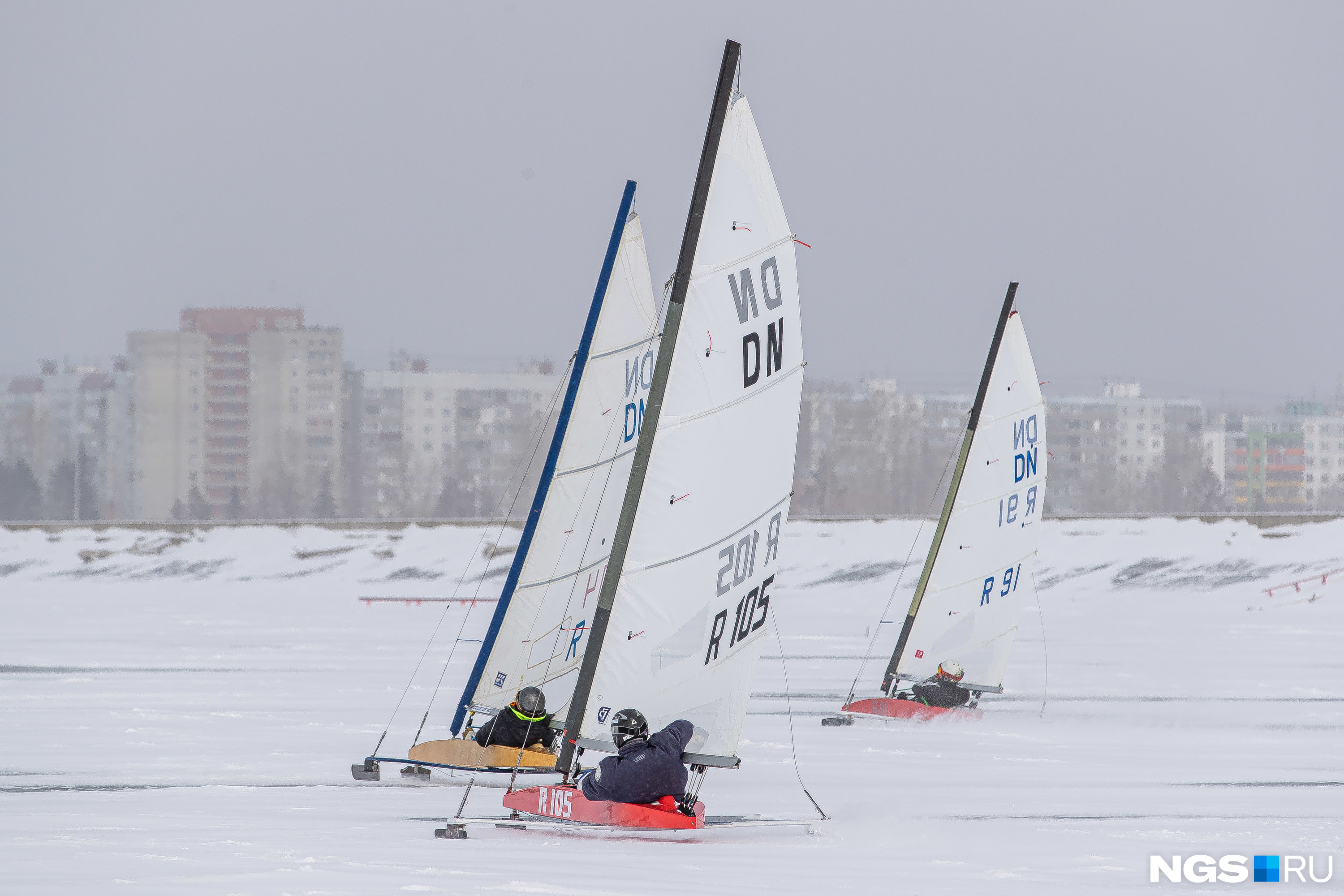 В морозы под парусом: в Новосибирске прошли соревнования по парусному спорту — фоторепортаж с места событий