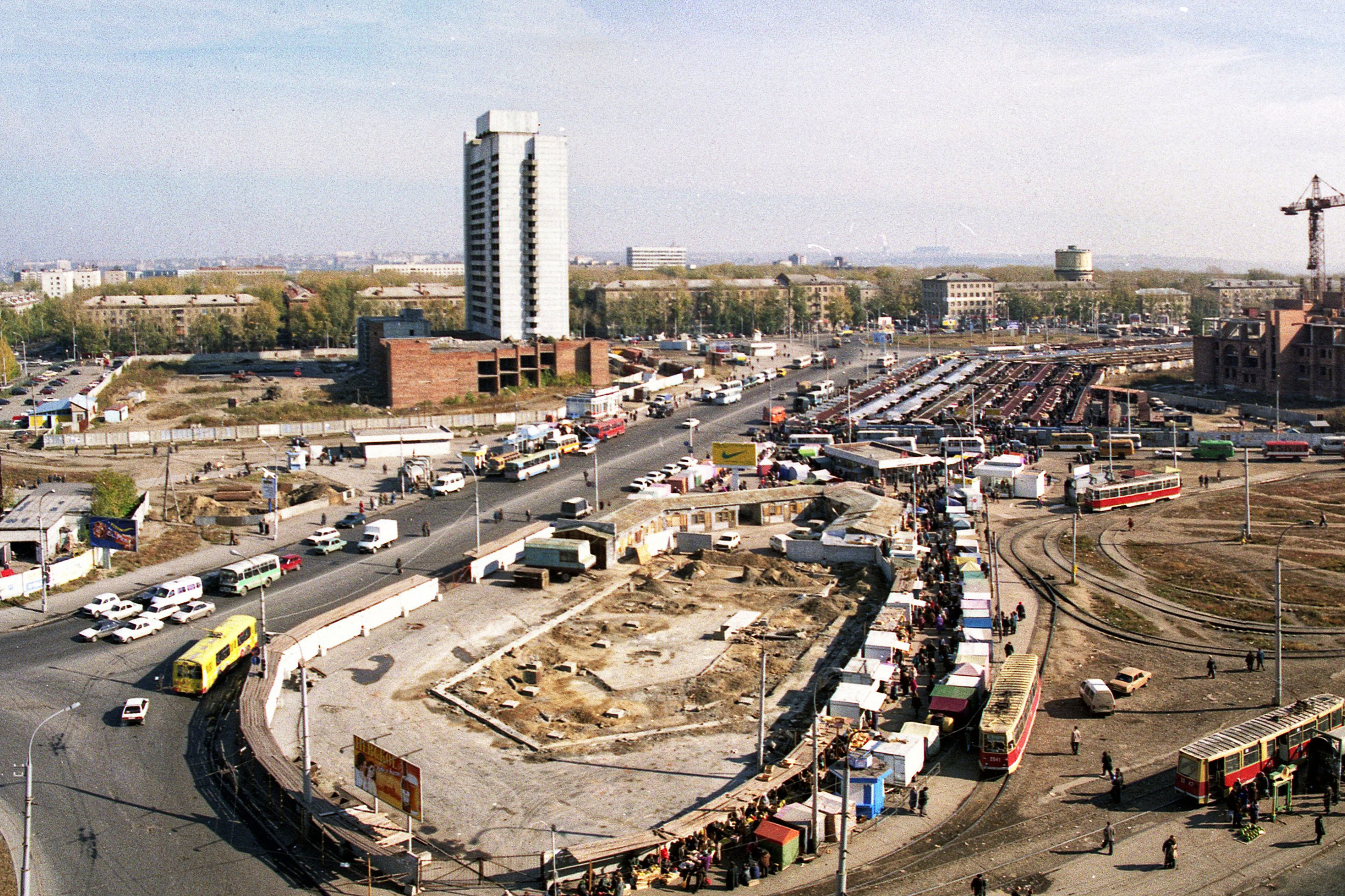 Е новосибирск. Площадь Маркса Новосибирск 2000 год. Площадь Маркса Новосибирск 90-е. Площадь Карла Маркса Новосибирск 1999. Карла Маркса Новосибирск 2000 год.