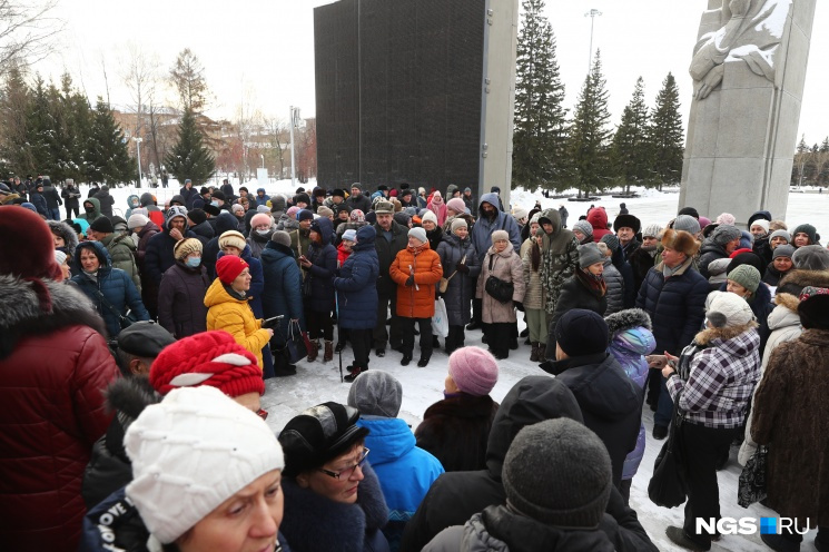 21 ноября на Монументе Славы в Новосибирске прошла акция против обязательной вакцинации и QR-кодов. Пришедшие спели «Вставай, страна огромная» и возложили цветы к Вечному огню
