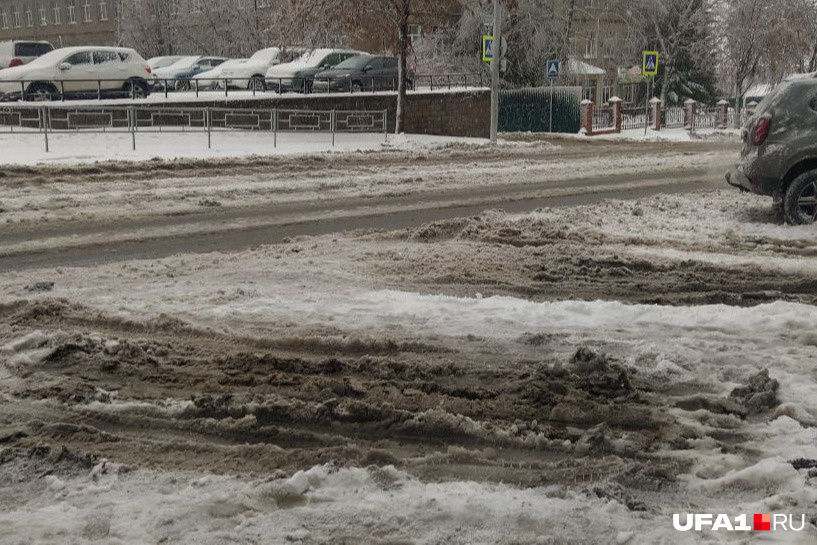 На улице Ленина после бульвара Ибрагимова наступает царство грязи и реагентов