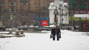 Зима уходить отказывается: 10 атмосферных фото заваленного снегом города и одного очень недовольного котика