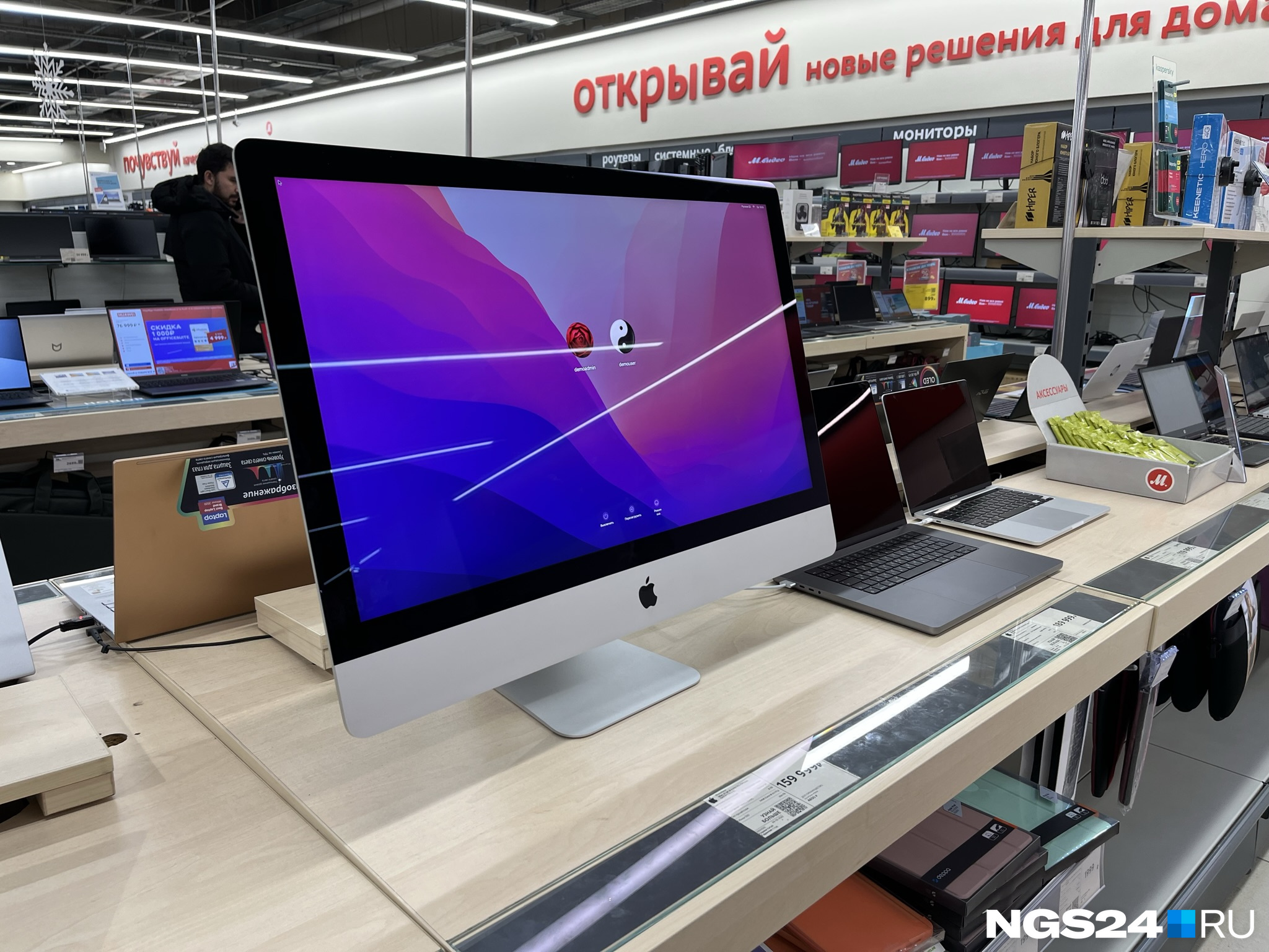 Тем не менее некоторые виды устройств от Apple в магазине найти можно — например, моноблоки iMac и смартфоны iPhone