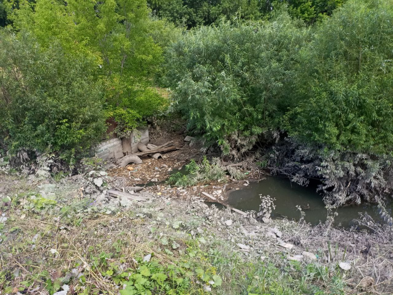 Засор трубы в логу реки Тюменки Засор трубы в логу реки Тюменки