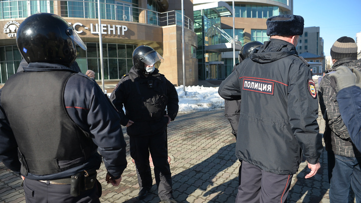 В Екатеринбурге начался антивоенный митинг, и его почти сразу начали разгонять