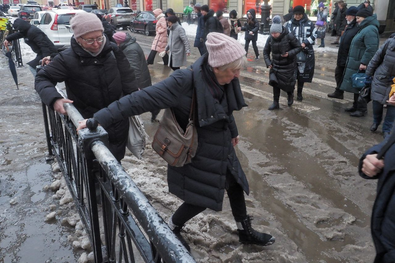 Скользим, падаем и плывём. После ледяного дождя Петербург страдает от гололёда — фото и видео с улиц