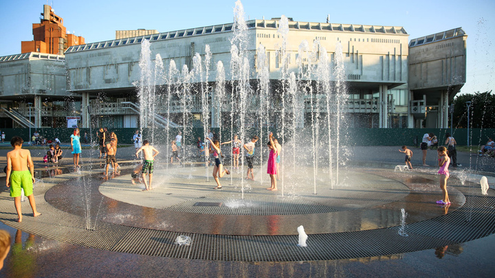 Освежающий фоторепортаж из фонтана для самого жаркого дня в Ярославле: только посмотрите, как им весело