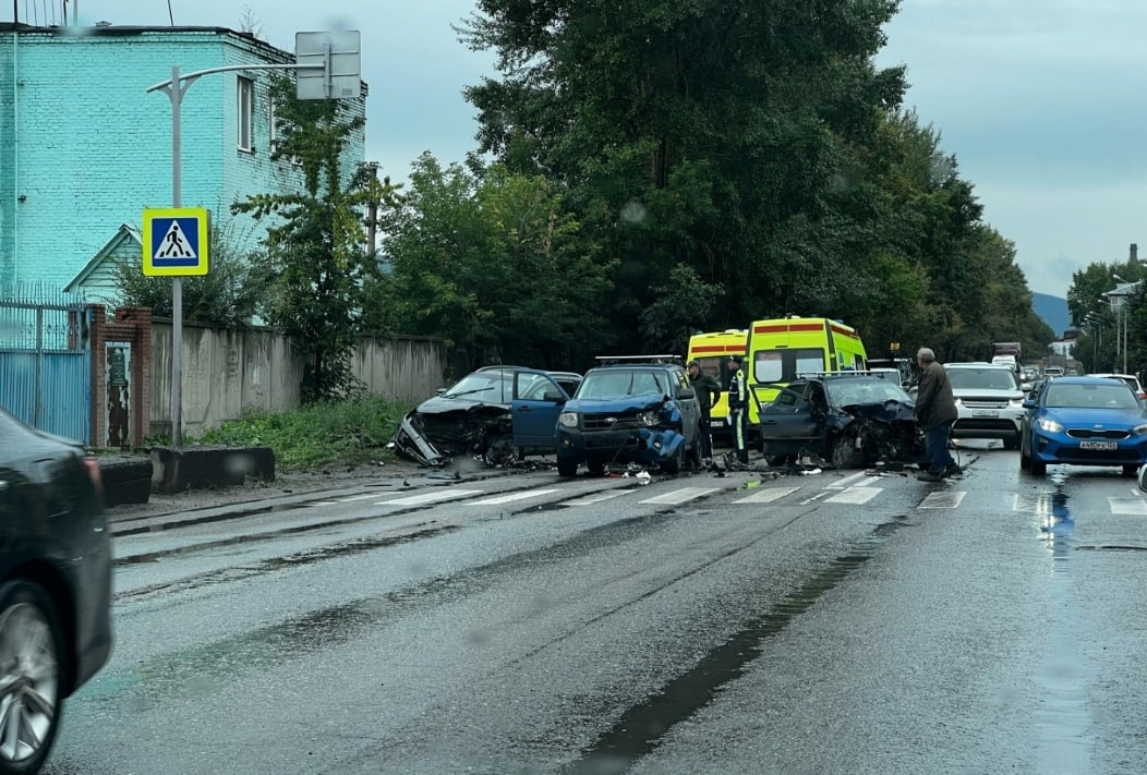 Автомобили тоже серьезно пострадали Автомобили тоже серьезно пострадали