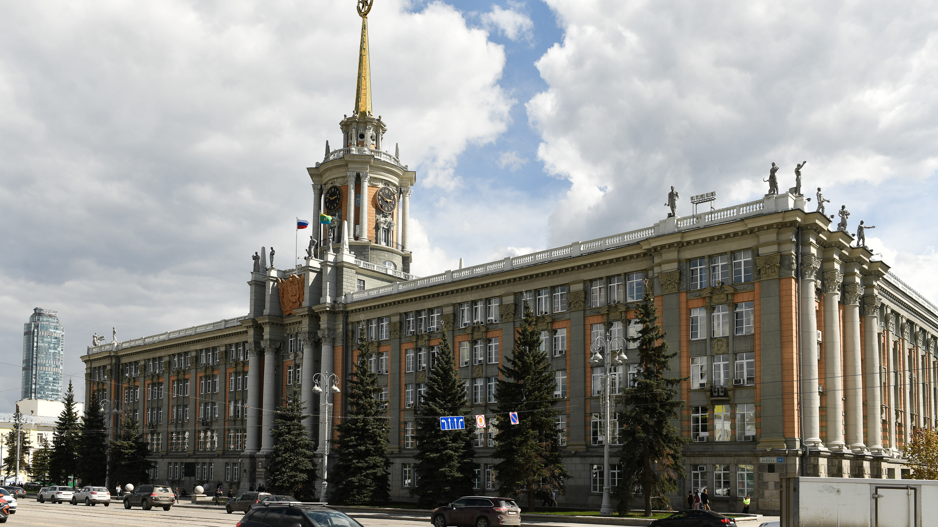 Возле мэрии Екатеринбурга спилят ели, которые росли там последние 30 лет