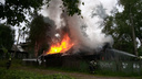 В Архангельске горит нежилой дом на улице Урицкого. Частично перекрыто движение