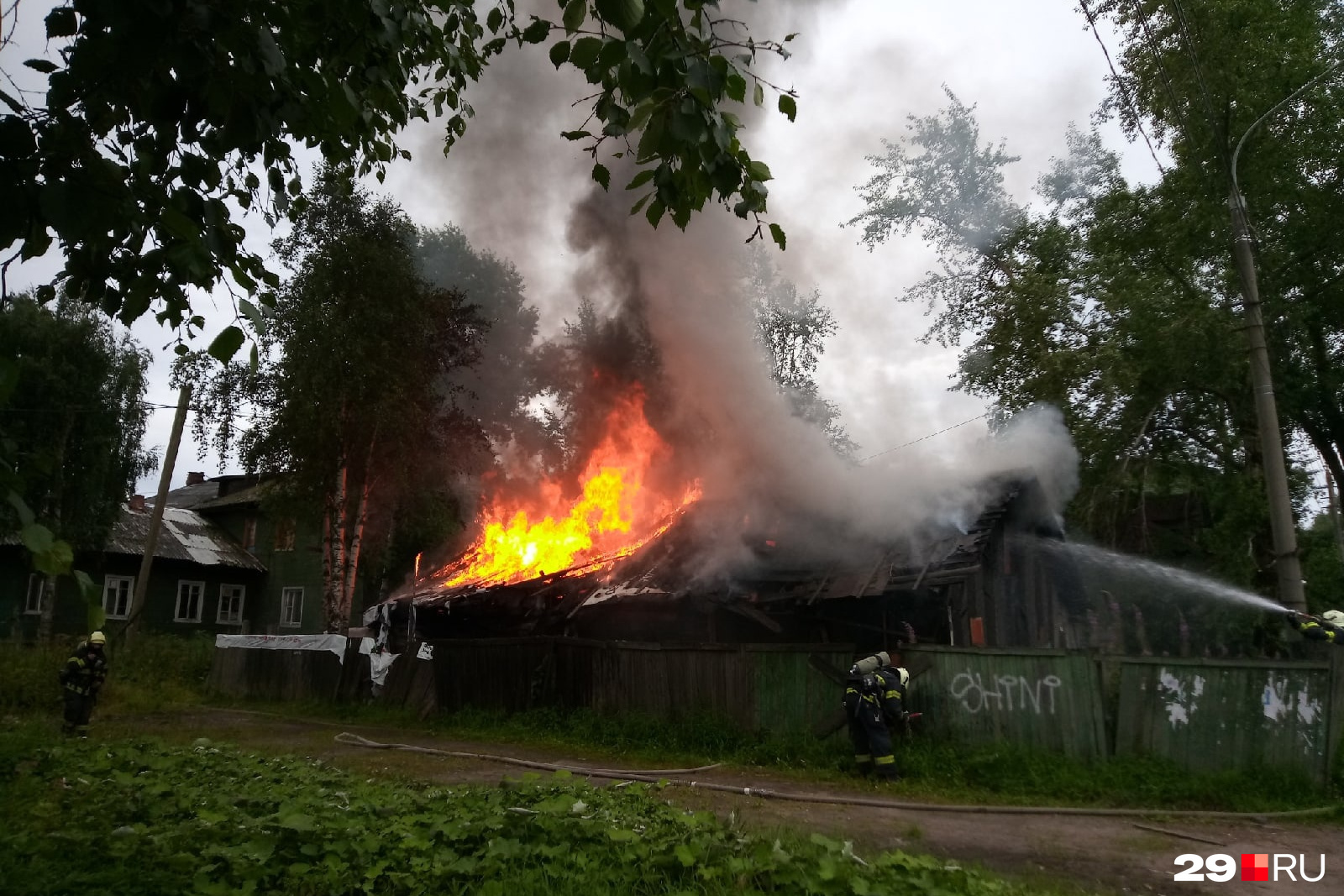 Пожар в архангельской слободе ульяновск. Горящий дом. Пожар в деревне. Дом горит. Горящая деревня.