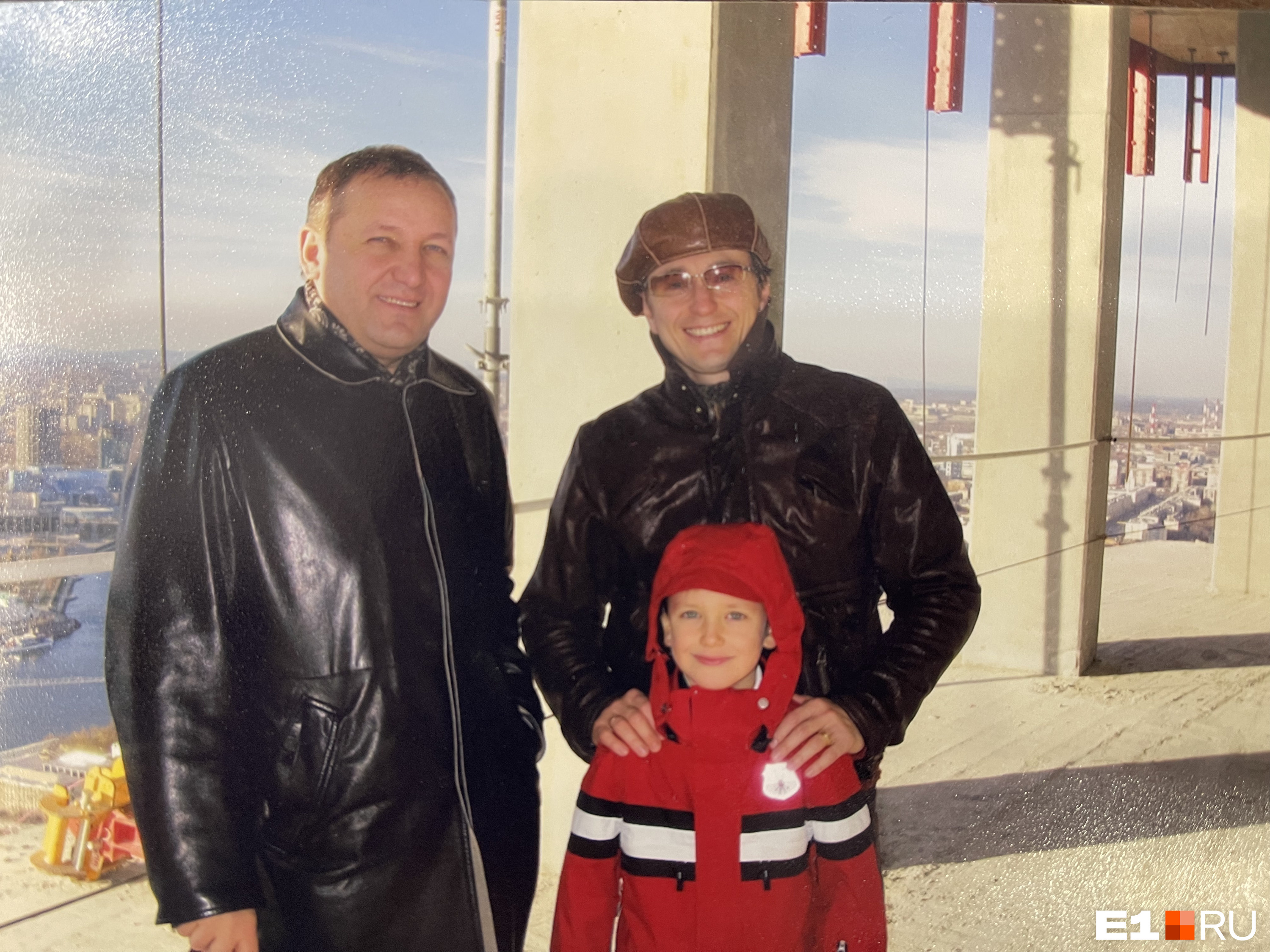 По строящемуся «Высоцкому» гулял Сергей Безруков (справа), с ним на фото Андрей Гавриловский с сыном По строящемуся «Высоцкому» гулял Сергей Безруков (справа), с ним на фото Андрей Гавриловский с сыном