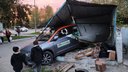 «Хотели дать угла»: каршеринговый автомобиль разбили о контейнерную площадку в Новосибирске