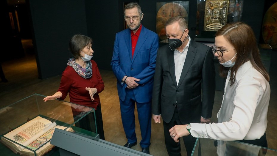 Константин Голощапов (по центру)