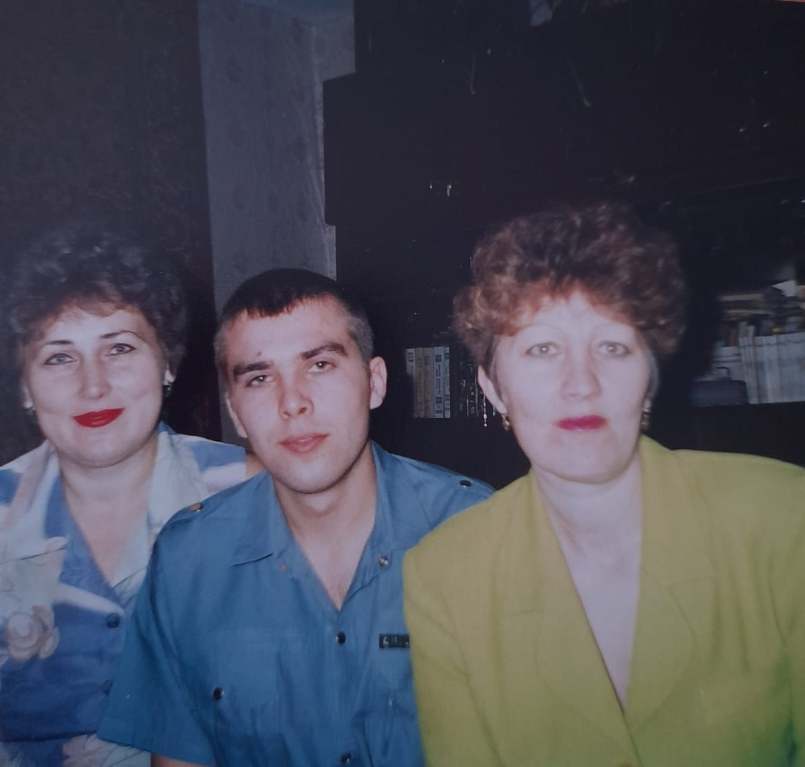 Мама Дмитрия (слева) — родная сестра матери Евгения Тарасова и его крестная мать 