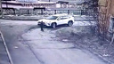 В Новосибирской области водитель кроссовера переехал ребенка и уехал — момент ДТП попал на видео