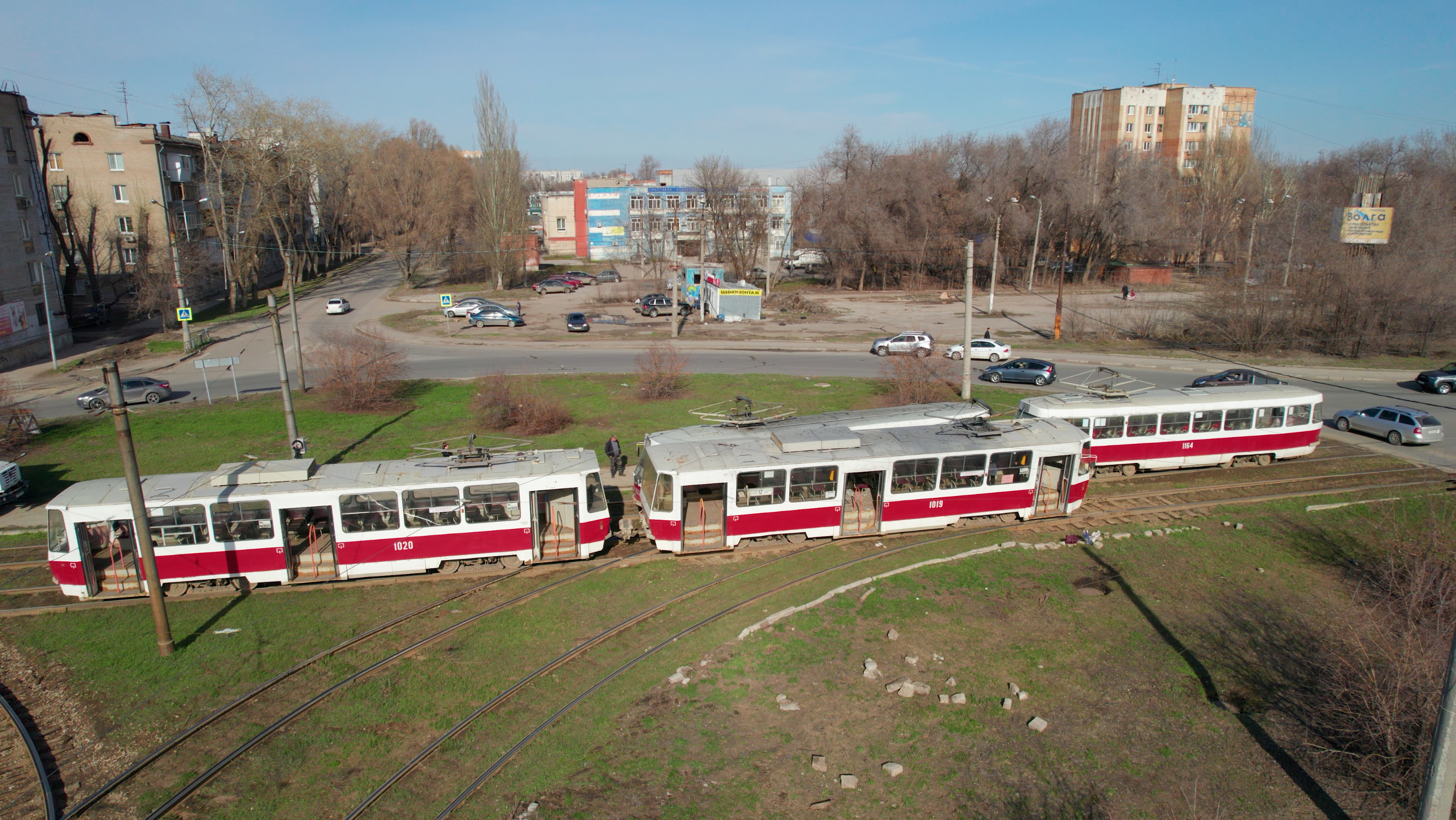 Трамвай 2 омск. Трамвай Куйбышева-Луначарского. Проспект Луначарского трамвайное кольцо 57 трамвай. Столкнулись два трамвая. Два трамвая.