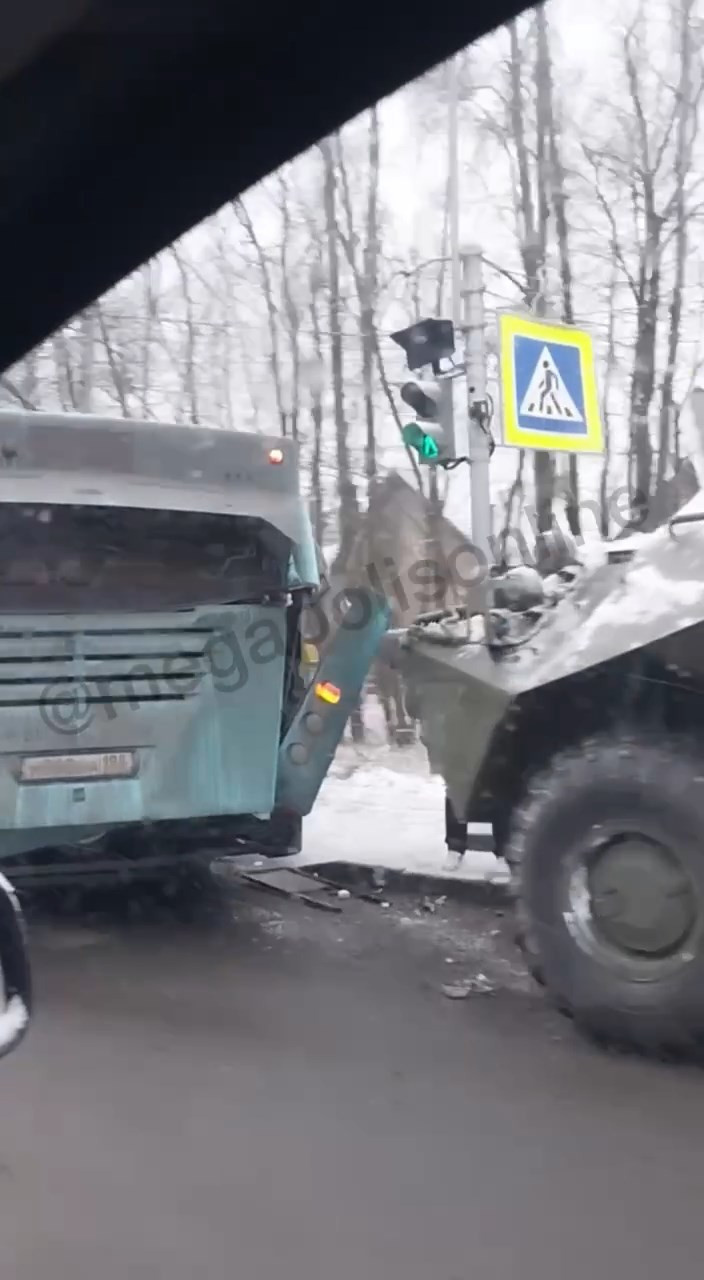 Подробности ДТП с автобусом и БТР на Выборгском шоссе в Петербурге 23  ноября 2022, фото, видео - 23 ноября 2022 - ФОНТАНКА.ру