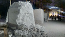 В Центральном парке поставили огромные снежные кубы — смотрим, во что они начали превращаться