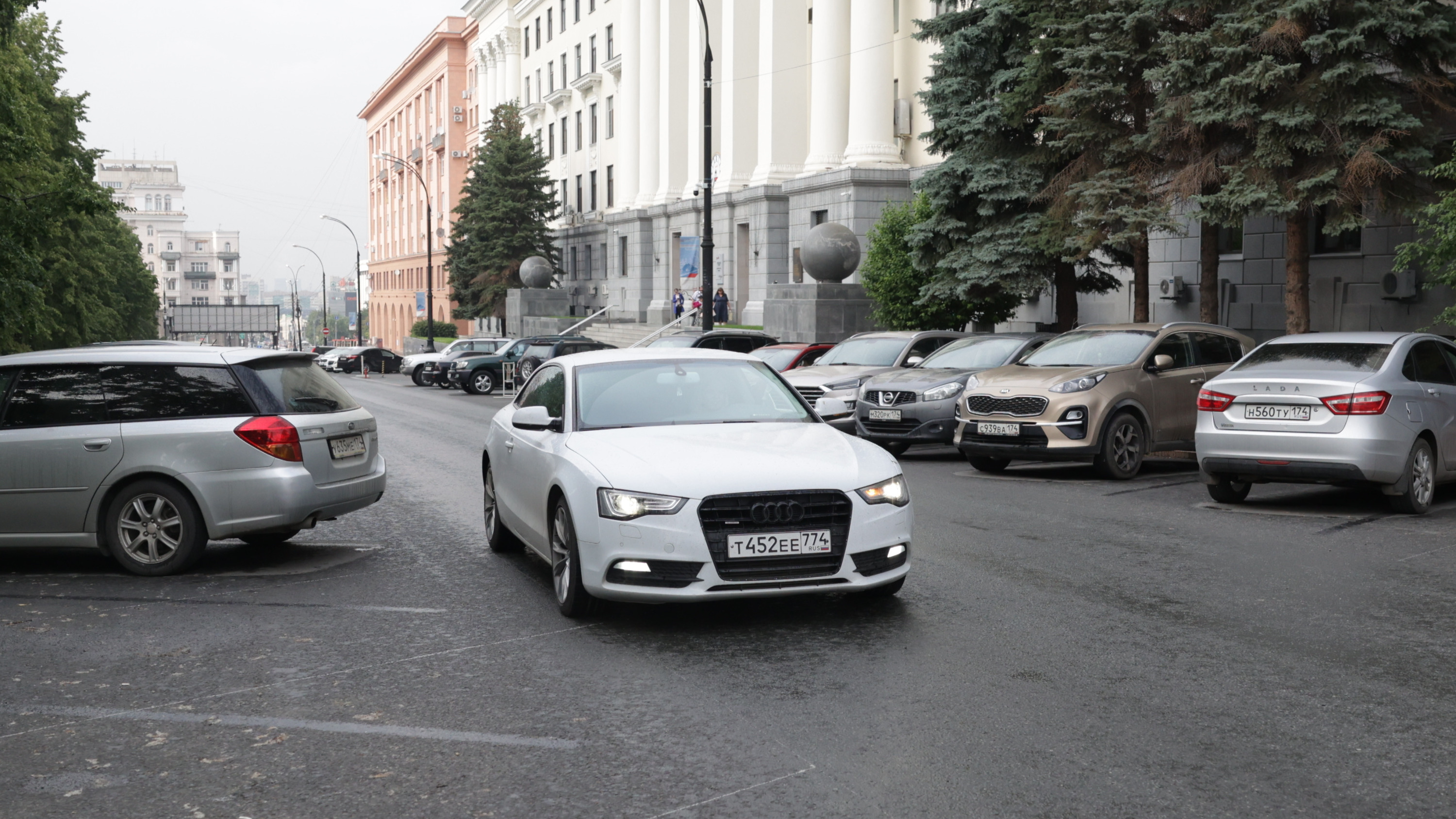 «Ты платишь столько, на сколько минут оставил машину»: урбанист — о введении платных парковок в Челябинске