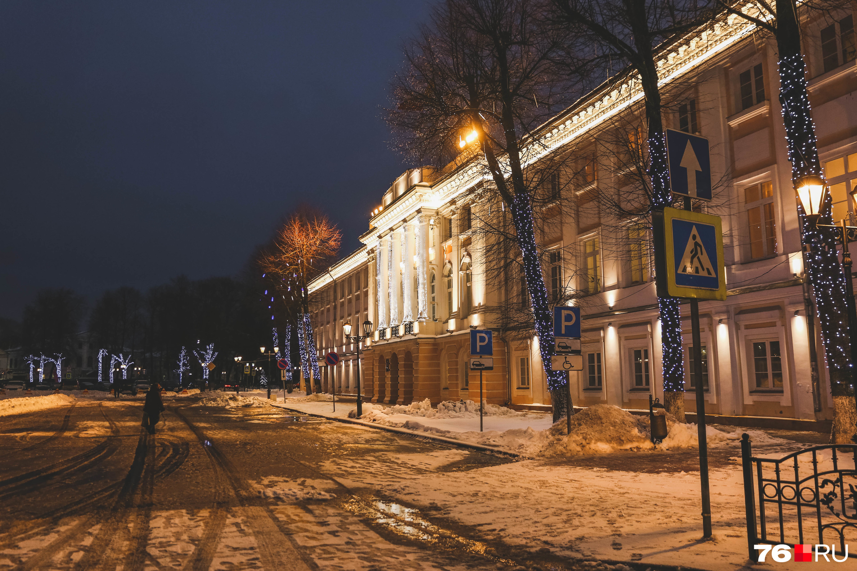 В вечернее время Советская площадь преображается. Подсветка меняет всё