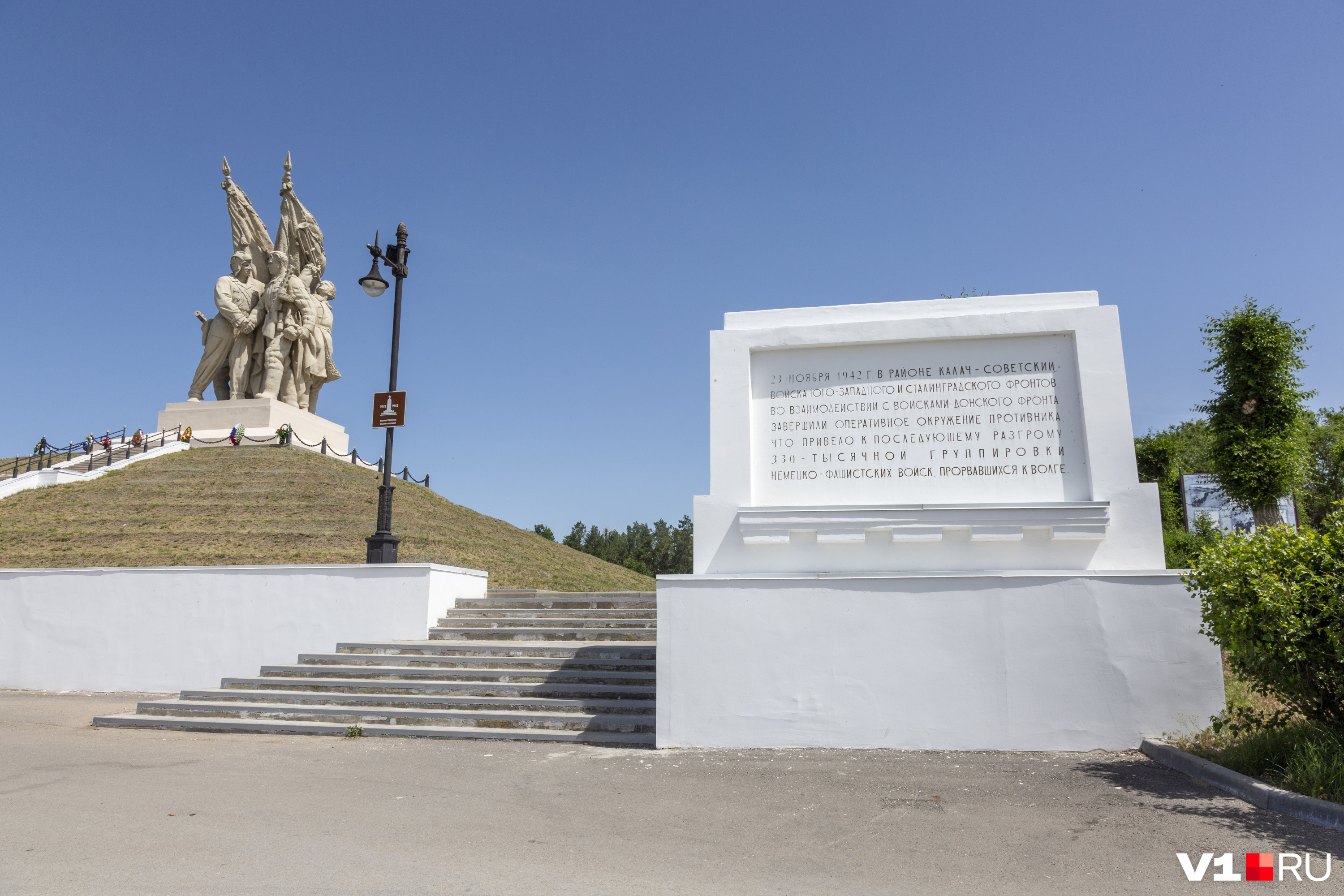 На тумбах написано о событии, которому посвящен монумент, перечислены отличившиеся в боях бригады