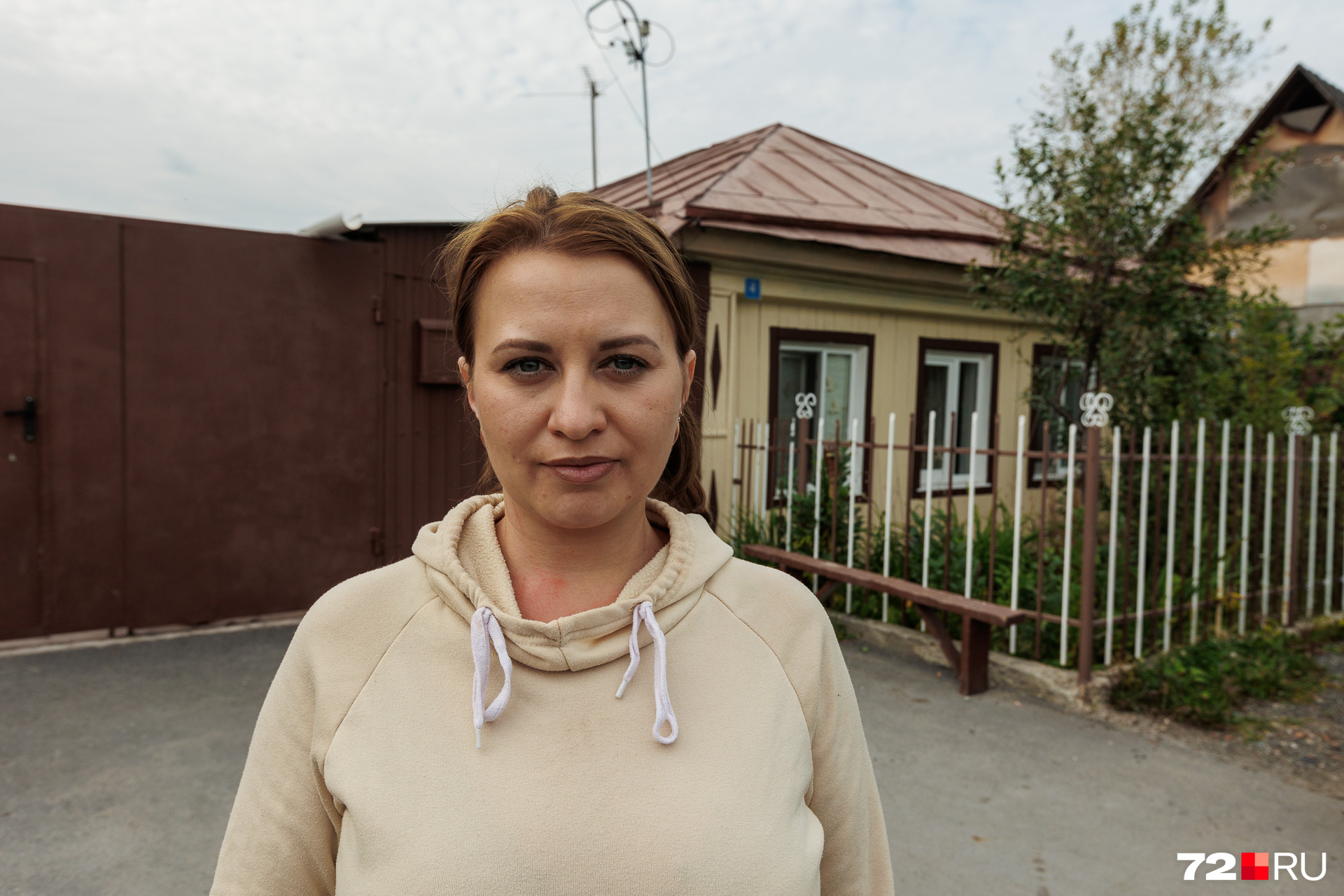 Семья Инны взяла ипотеку и вложила пять миллионов рублей в покупку дома. Ее ребенок хочет поехать на море, но из-за кредита они не могут себе этого позволить
